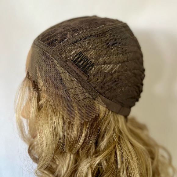 Gorgeous Ombre Blonde Mix Premium Fiber Lace Front Wig for Daily Wear/Events 🙌 - Picture 7 of 9